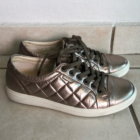 ecco quilted sneaker